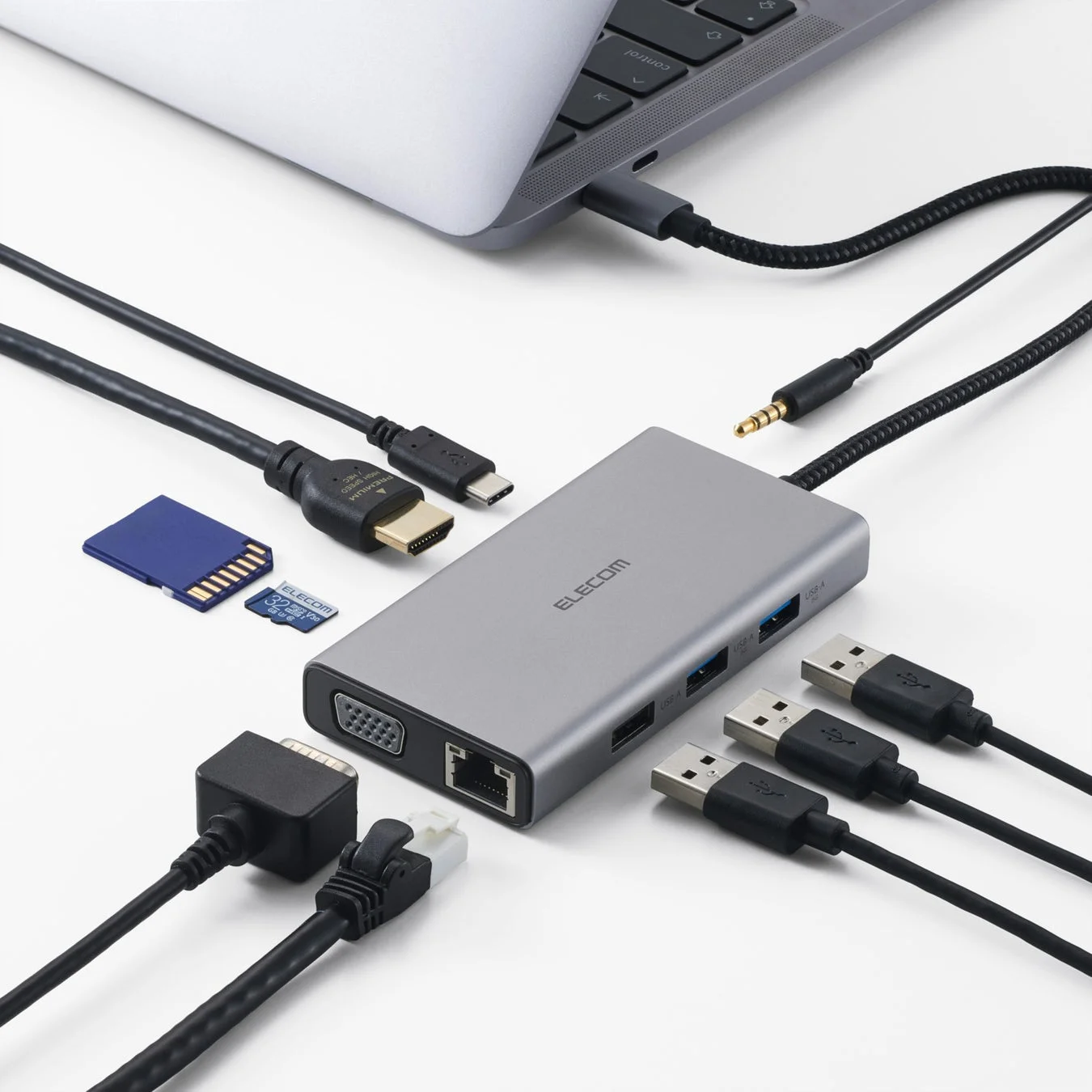 ノートパソコンに接続された多機能USB-Cハブ