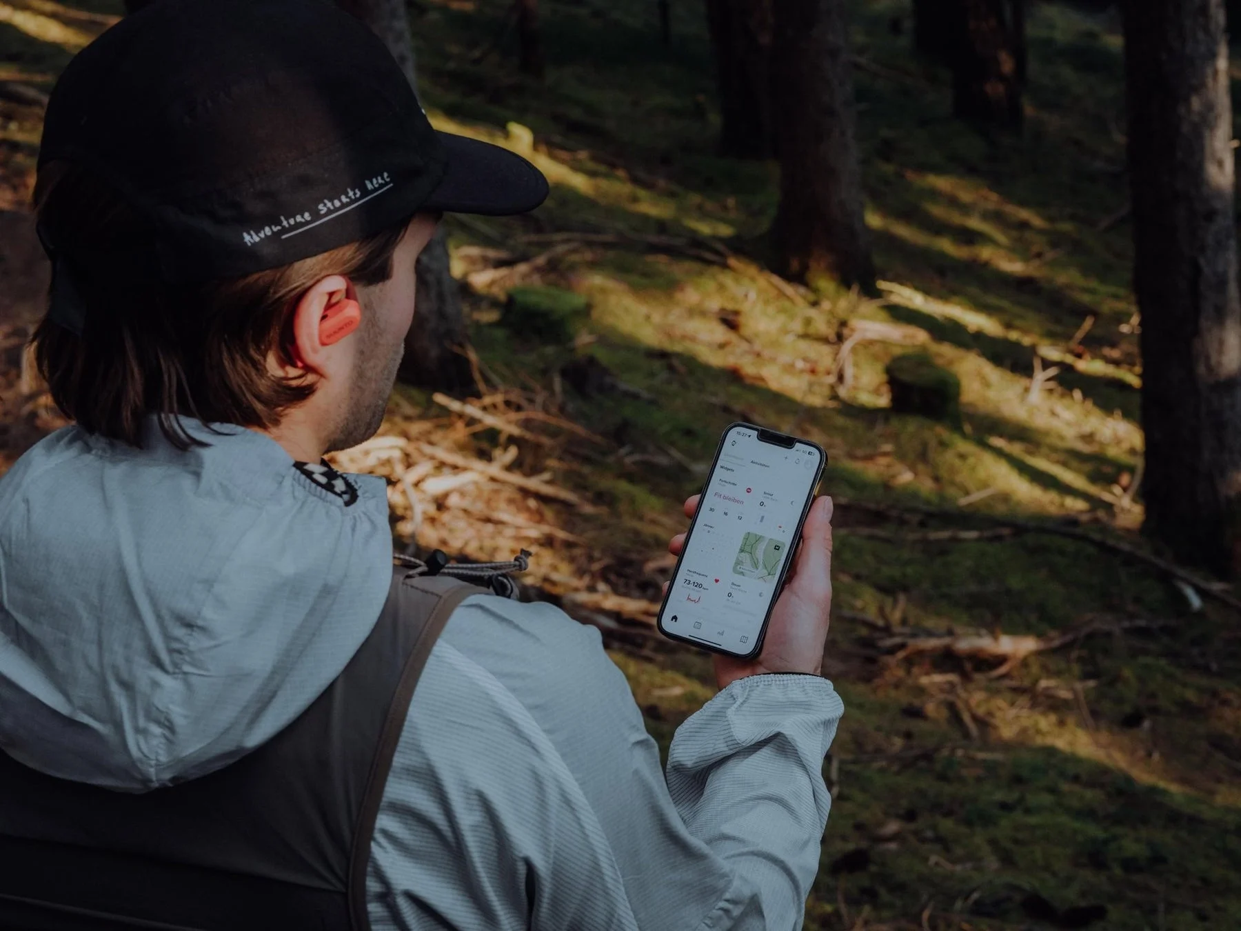 Suunto Sparkを装着してアウトドアを楽しむ様子