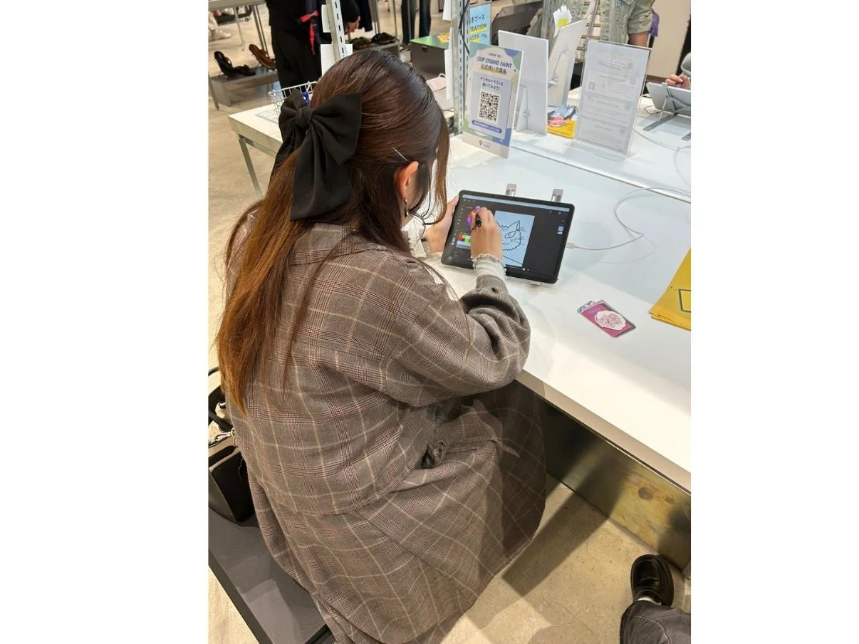 CLIP STUDIO PAINTでイラストを描く女性