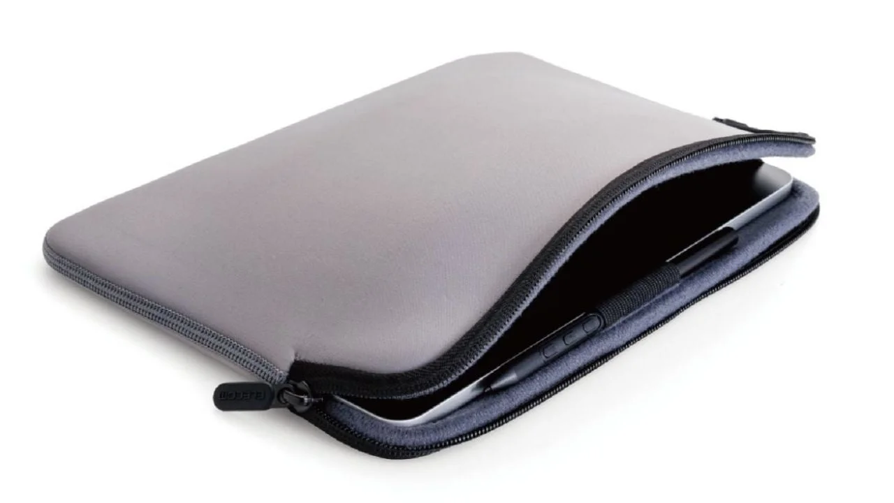 ケースにデバイスとペンを収納