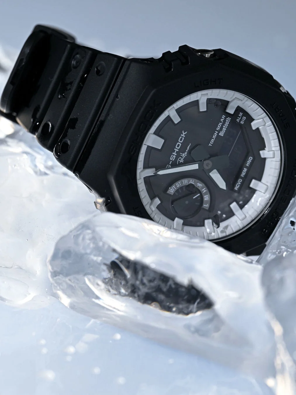 氷の上に乗せられたG-SHOCK for Ron Herman