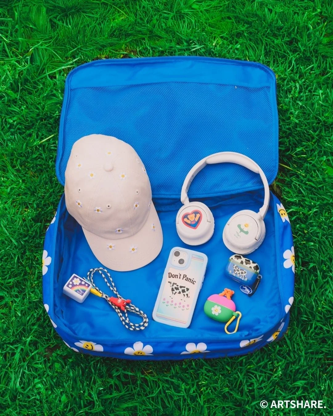 アソートキャップ、iPhoneケース、Bluetoothイヤホンなど