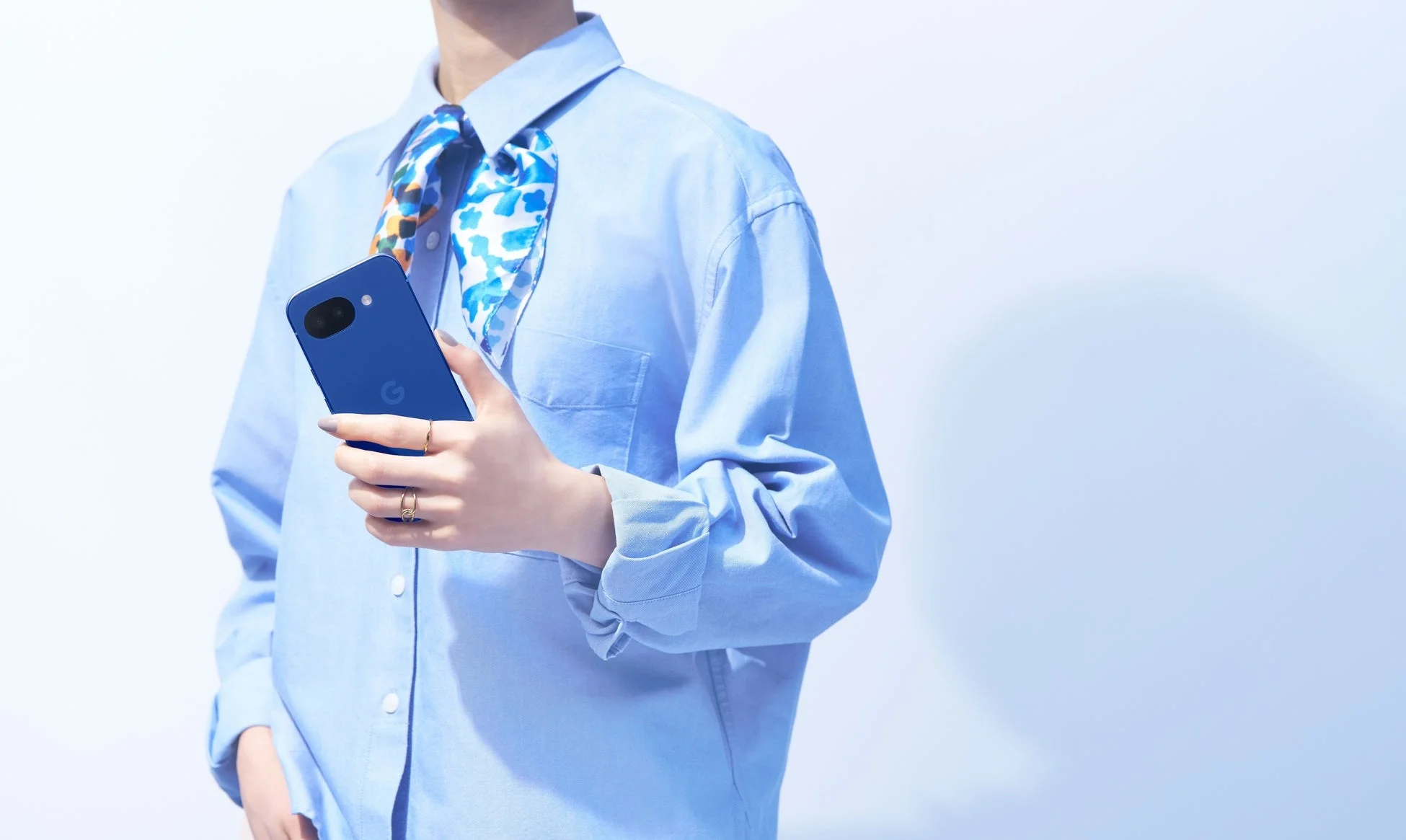 スマートフォンを持つ手