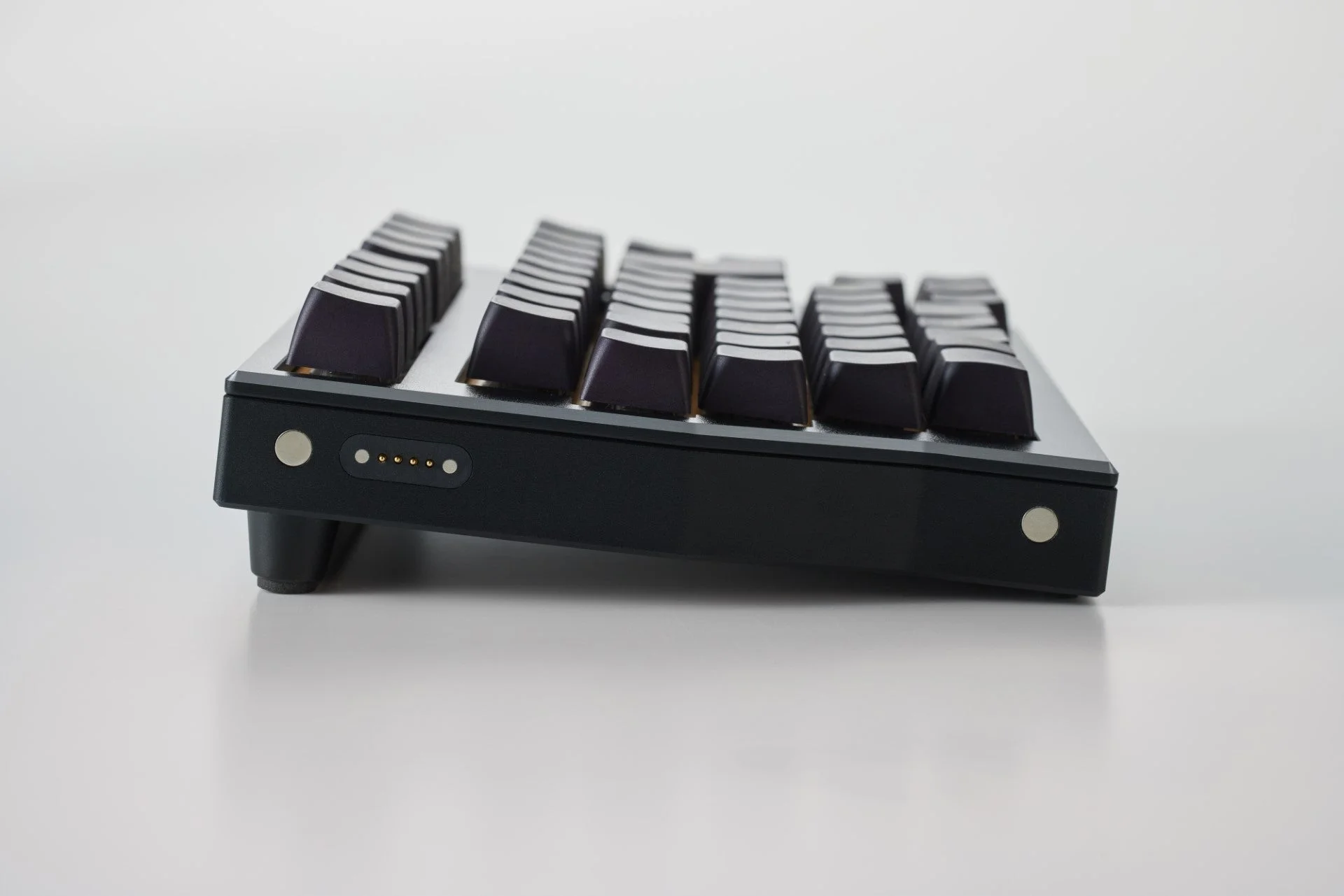 側面ポートと充電機構