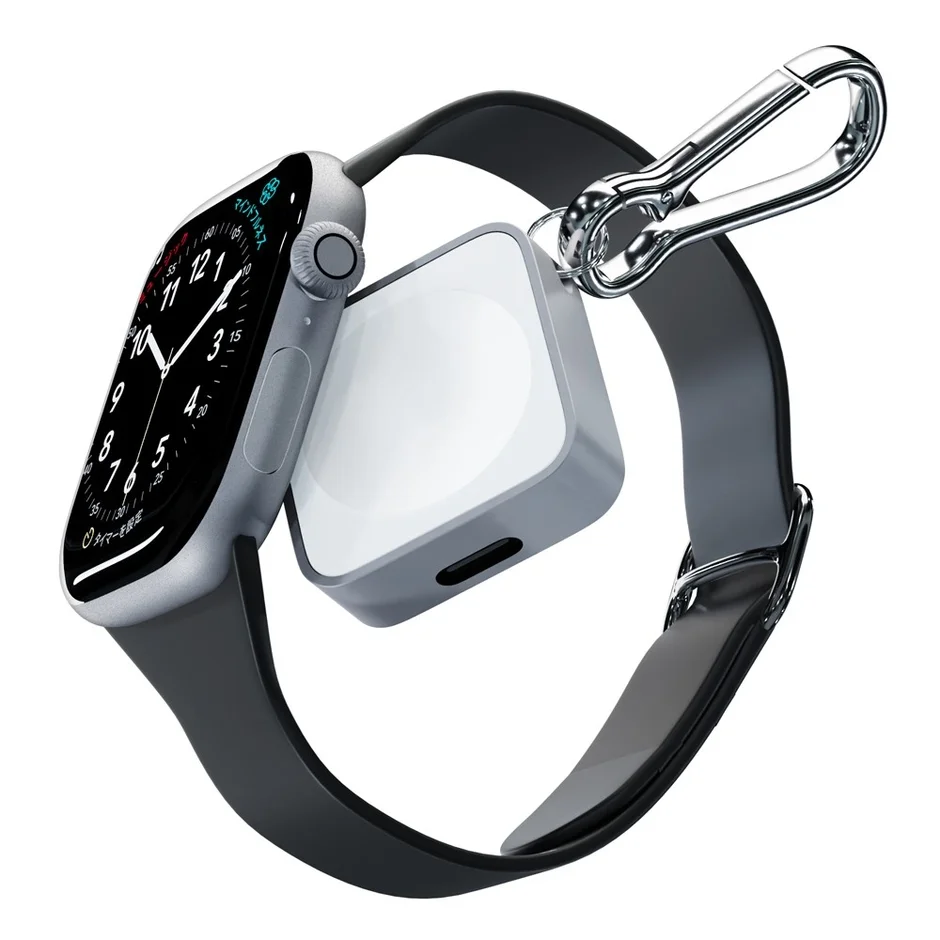 Apple Watchとカラビナ付きポータブル充電器（ホワイト）