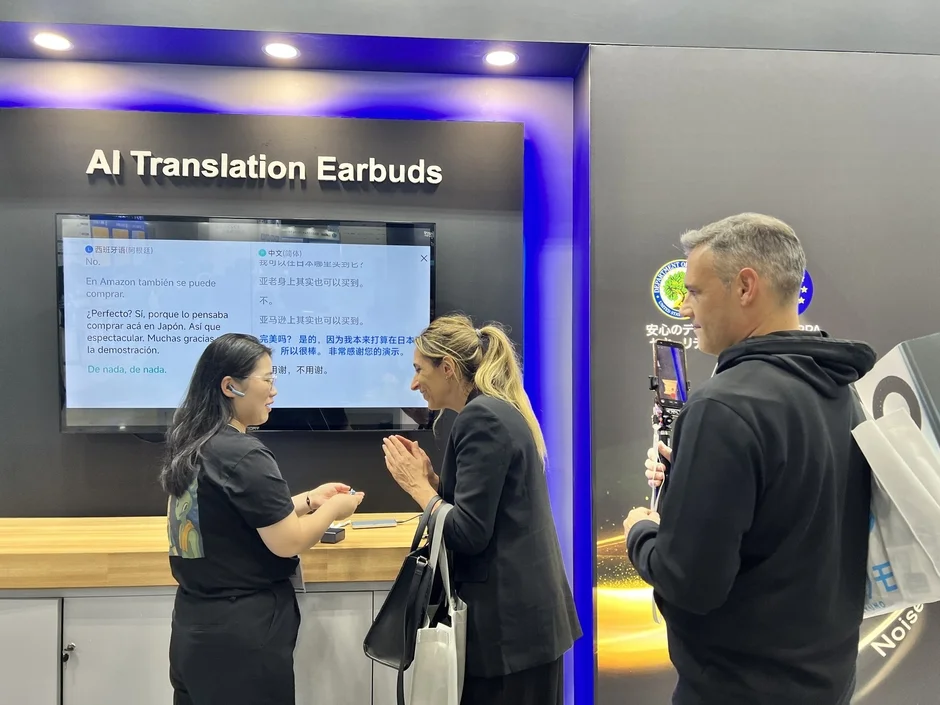 AI翻訳イヤホンのデモンストレーション
