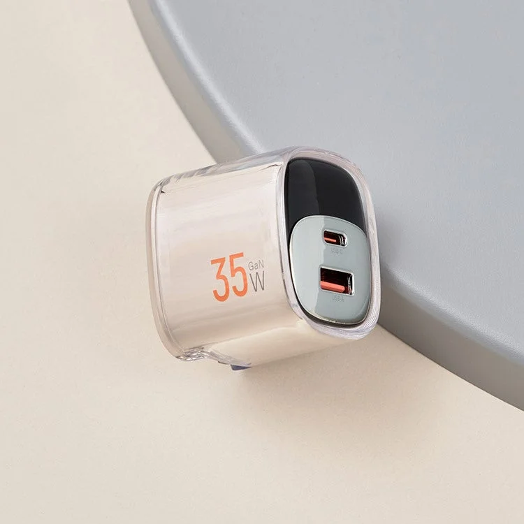 透明感のある美しいボディが特徴的なUSB急速充電器