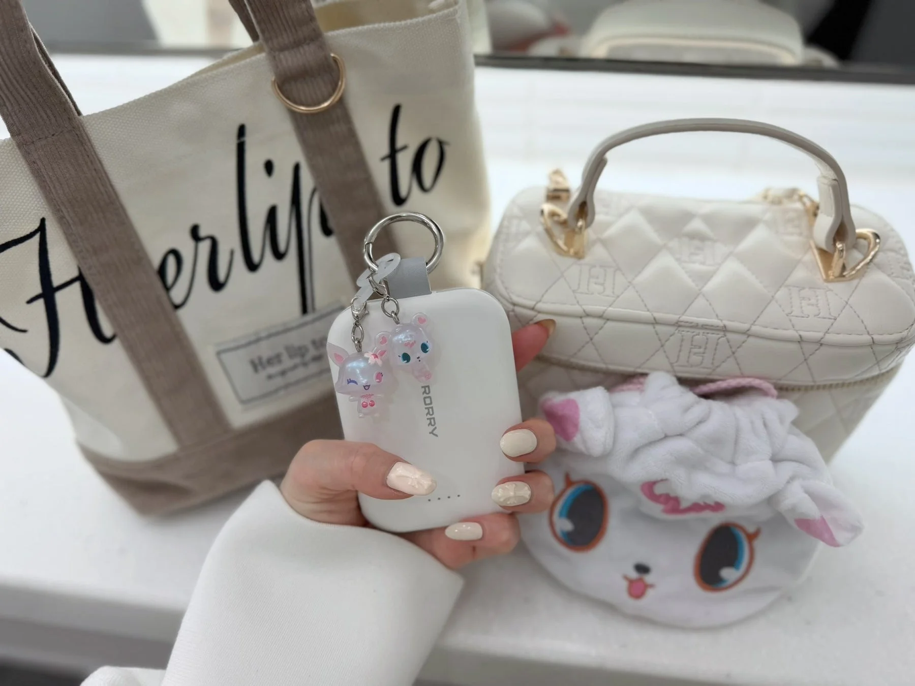 白いRORRYモバイルバッテリーと小物