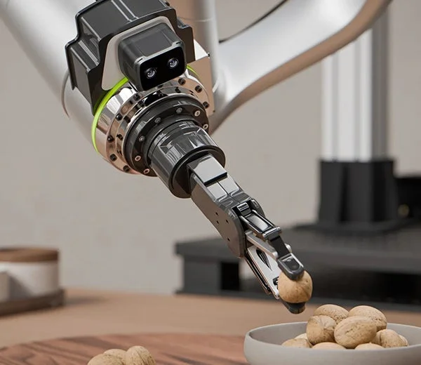 ロボットアームがクルミを掴む様子