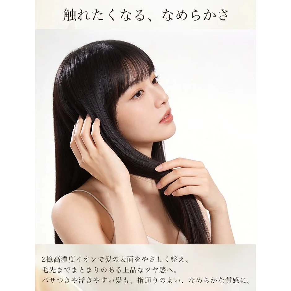 女性が自身の髪に触れる