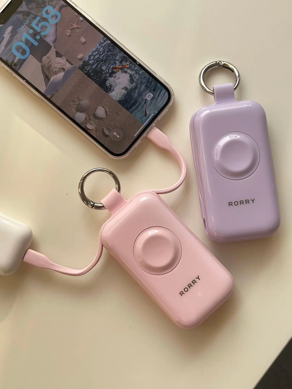 スマートフォンを充電するピンクとパープルのRORRY充電器