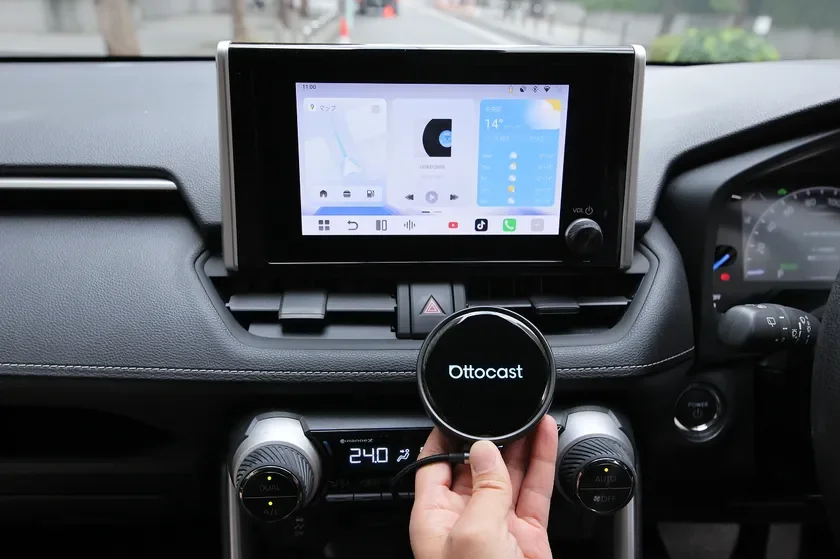 車内でOttocastデバイスを操作している様子