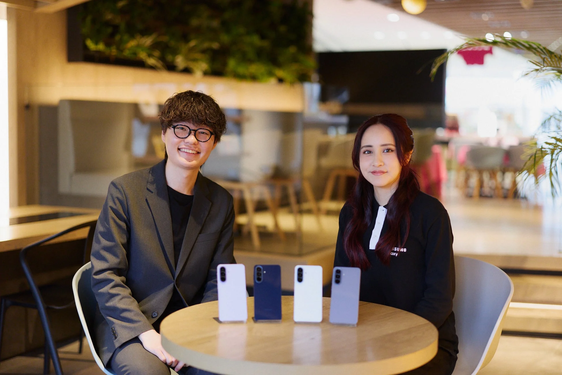 男女とスマートフォン
