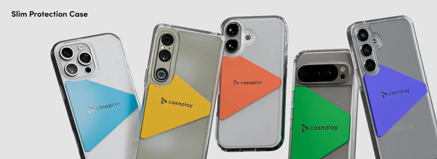 複数のスマートフォンの背面に、透明な保護ケースが装着されており、それぞれ異なる色の三角形のデザインと「caseplay」のロゴがあしらわれています。スリムな保護ケースが特徴です。