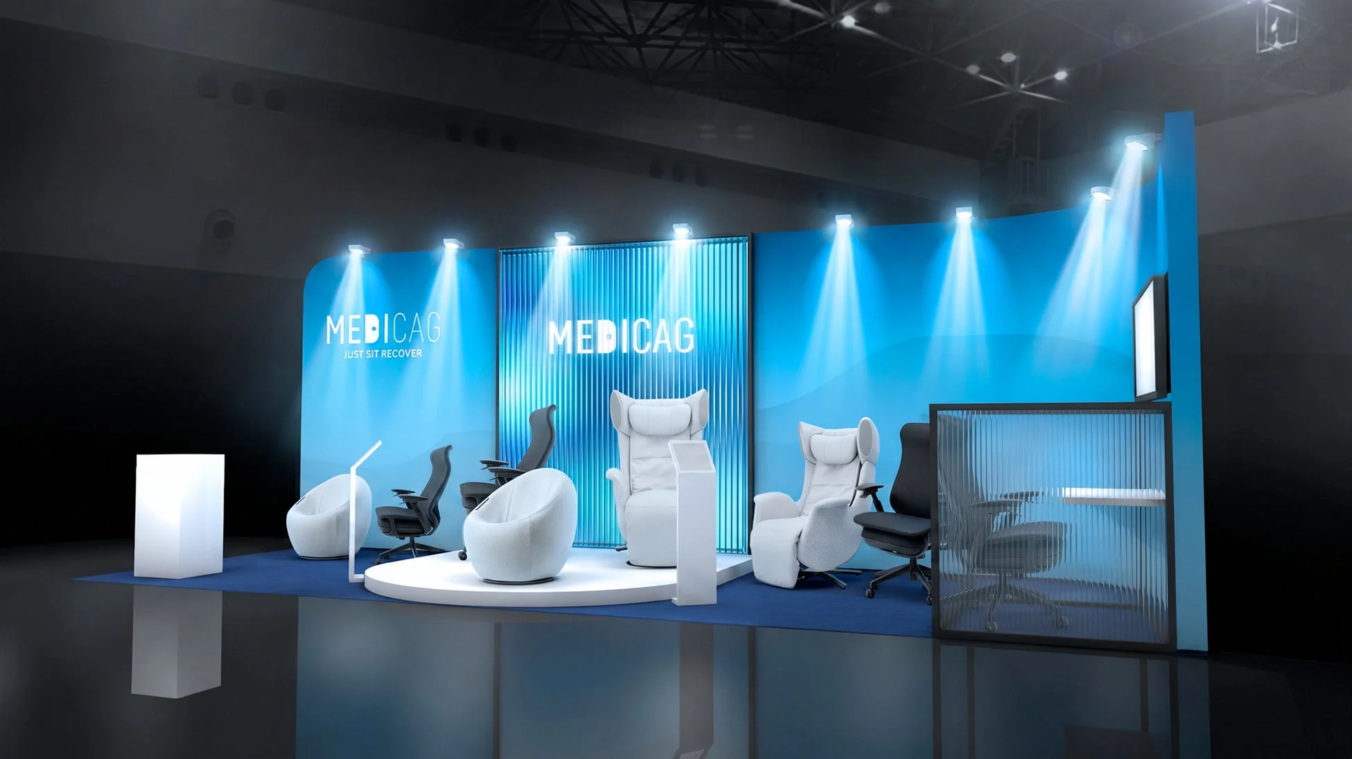 MEDICAGブランドのモダンな展示ブースで、様々なデザインの快適そうな椅子が展示されています。