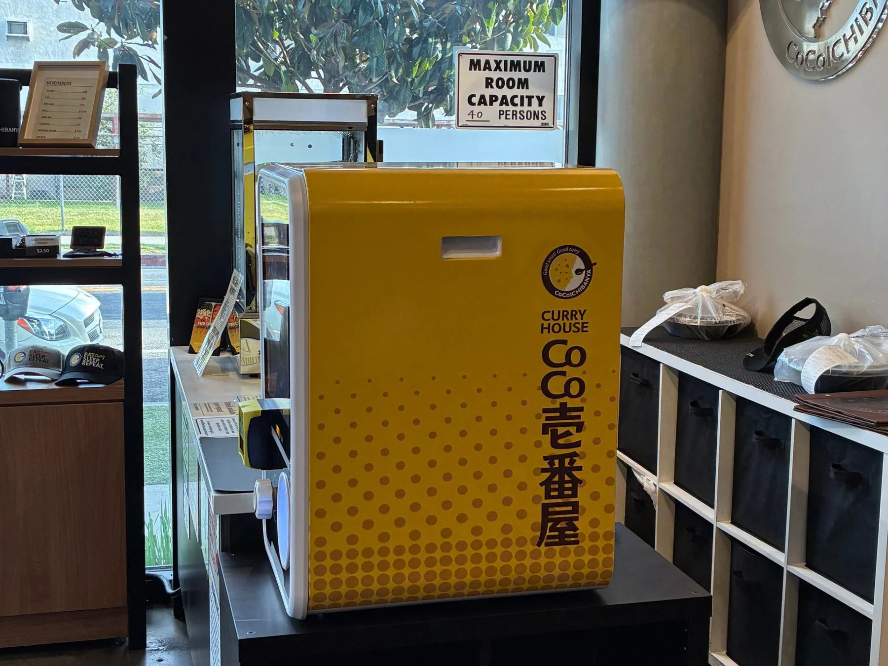 CoCo壱番屋店内に設置された黄色いガチャマシン
