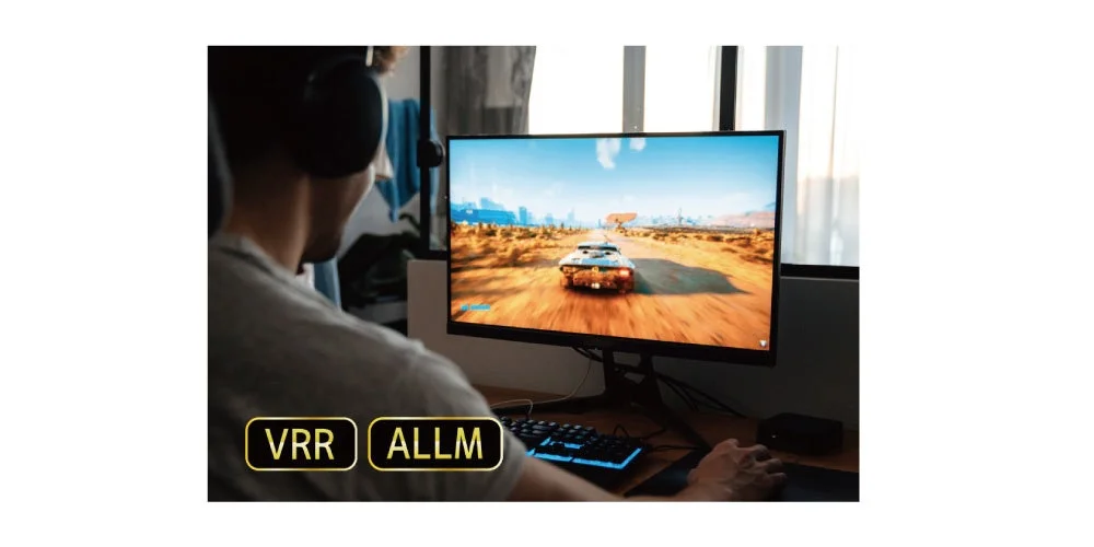 レーシングゲームを楽しむ様子とVRR ALLMの表示