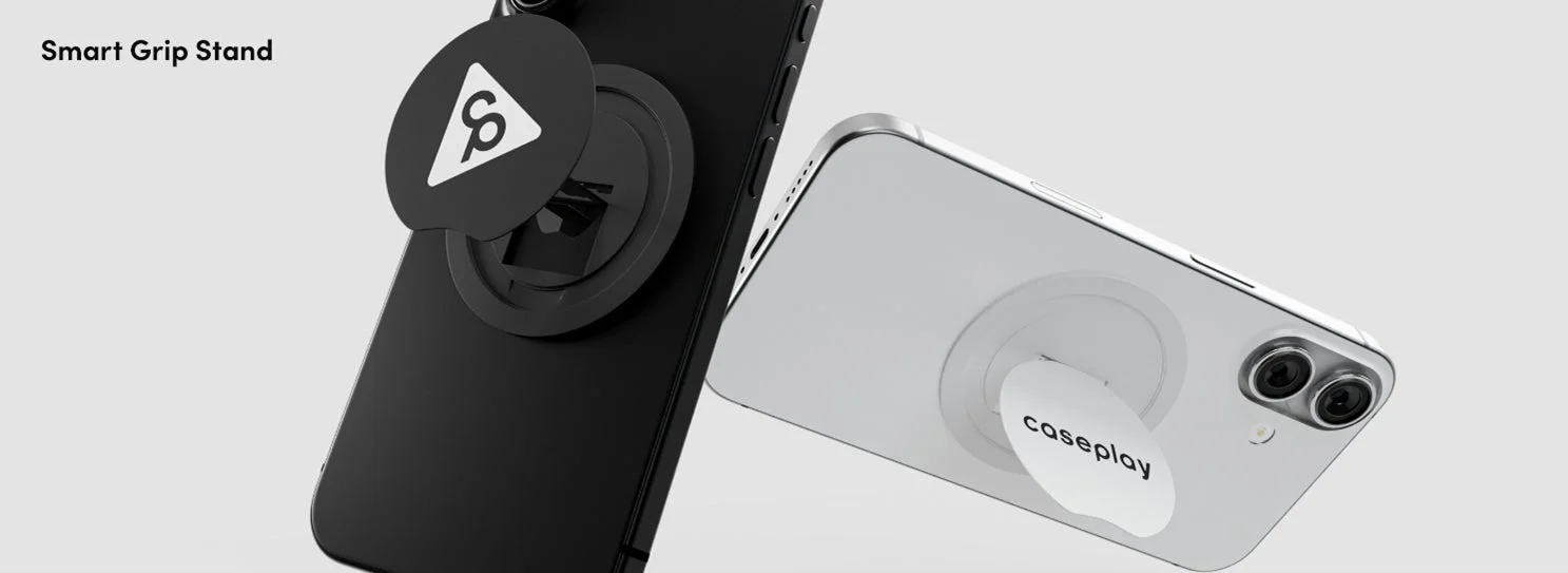 ブラックとホワイトのスマートフォンが背面から写されており、それぞれに磁気吸着式のグリップスタンドが取り付けられています。