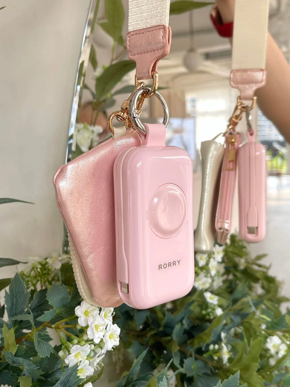 ピンクのRORRYポータブル充電器とポーチ