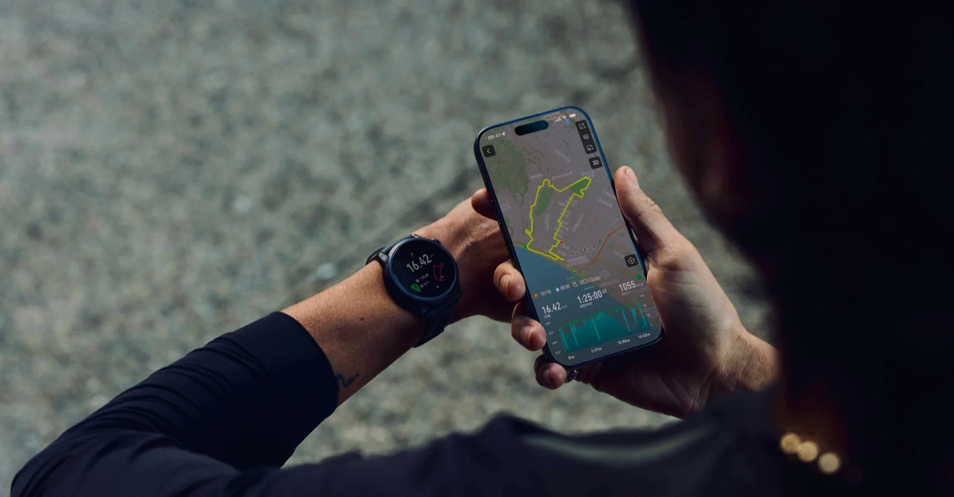 ランニング中のスマートウォッチとスマートフォン