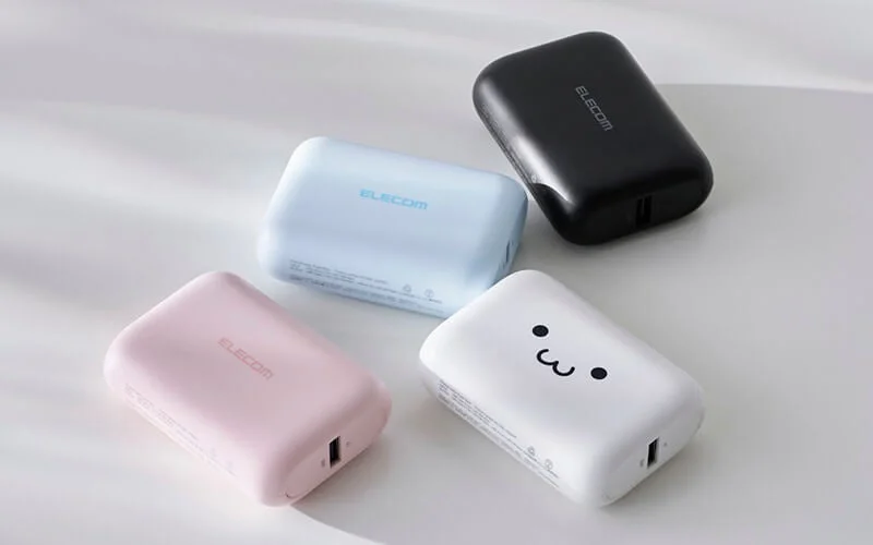 4色のELECOM製モバイルバッテリー（ピンク、水色、黒、白）