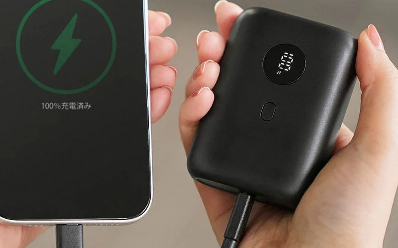 スマートフォンとモバイルバッテリーが100%充電されている表示