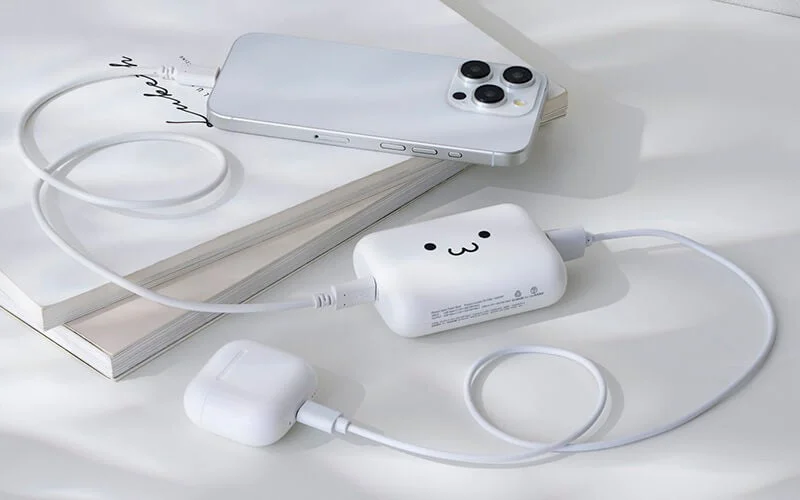 スマートフォンとワイヤレスイヤホンを同時に充電するモバイルバッテリー