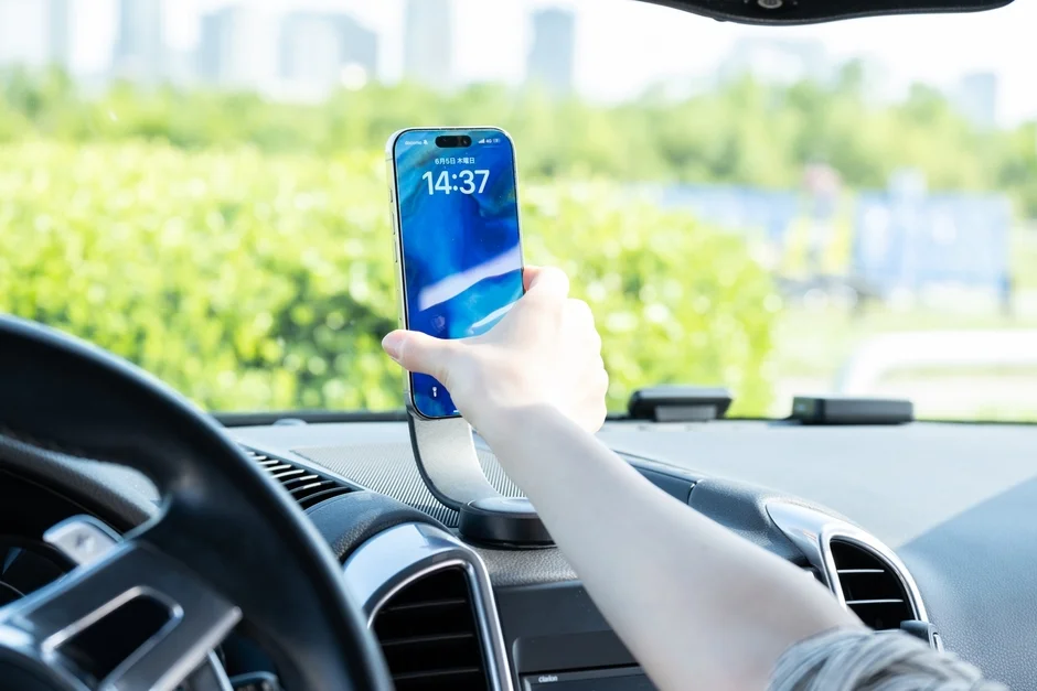Smart Tap EasyMagMount wirelessを車載ホルダーに設置している様子
