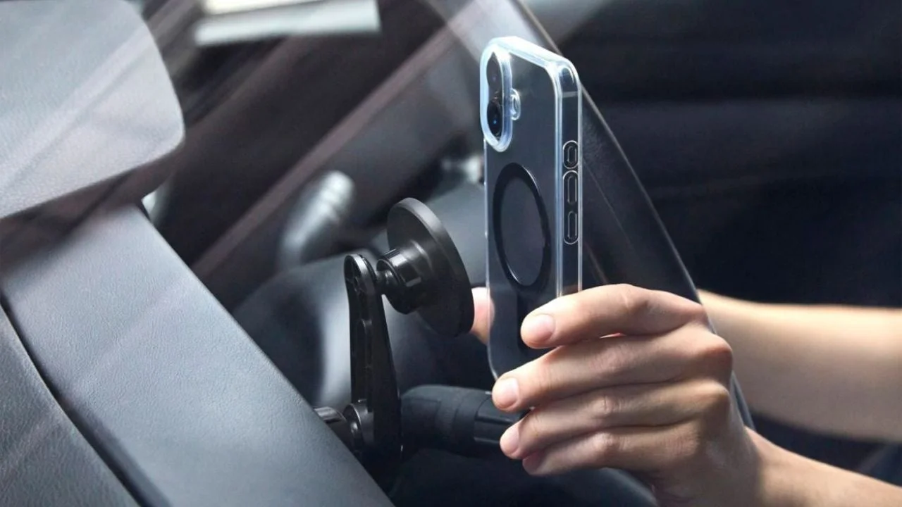 スマホをホルダーに近づけている様子