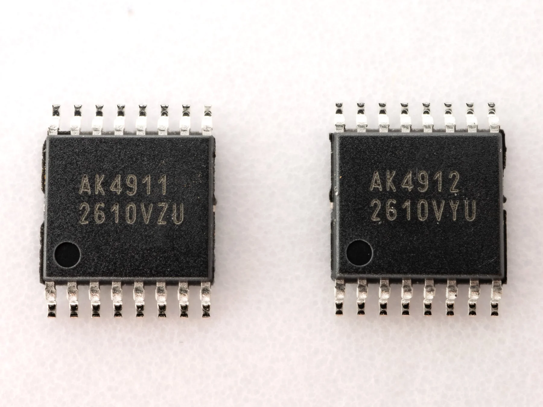 AK4911とAK4912のICチップ