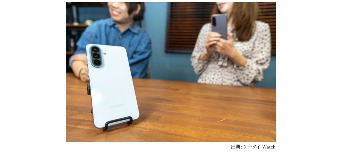 白いスマホと人物