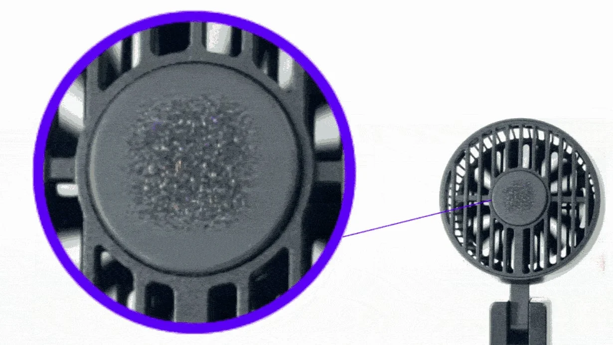 黒いポータブル扇風機とその中央部分を拡大した画像