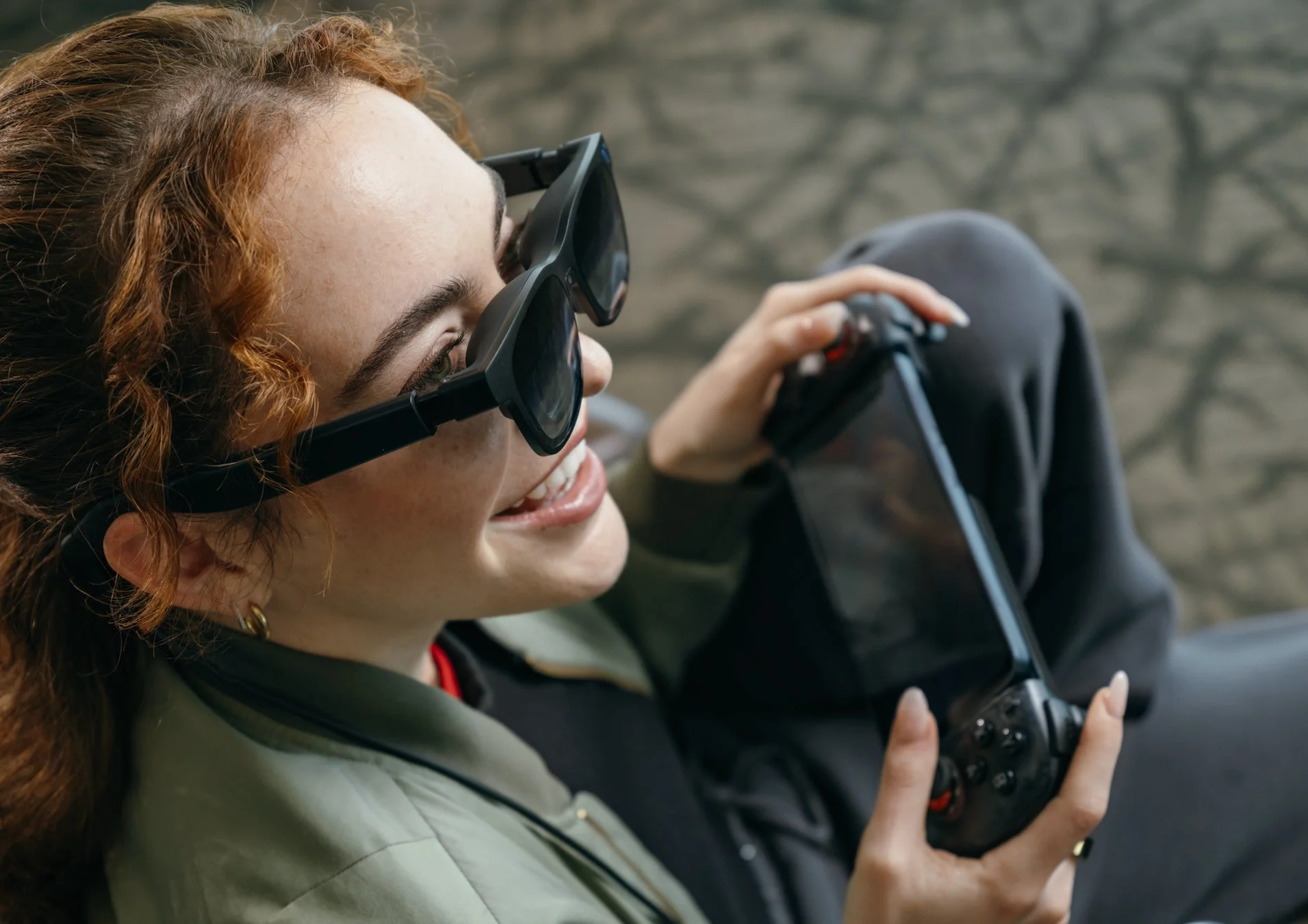 スマートグラスでゲームをする女性