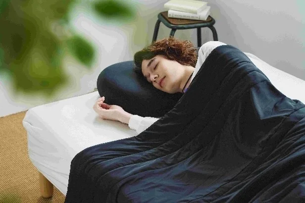 睡眠中の男性