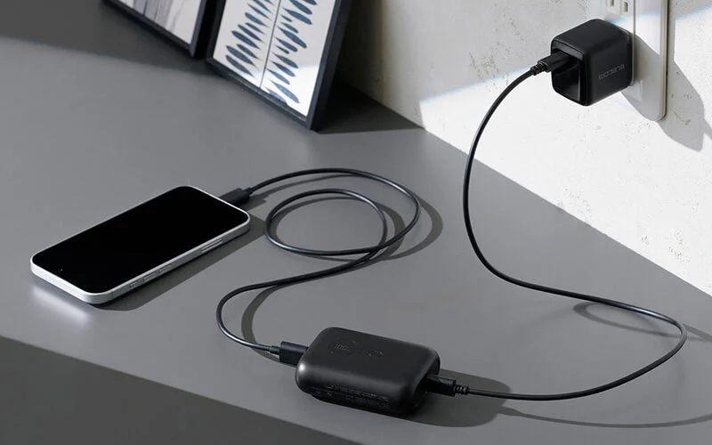 スマートフォンとモバイルバッテリーがコンセントから同時に充電されている様子