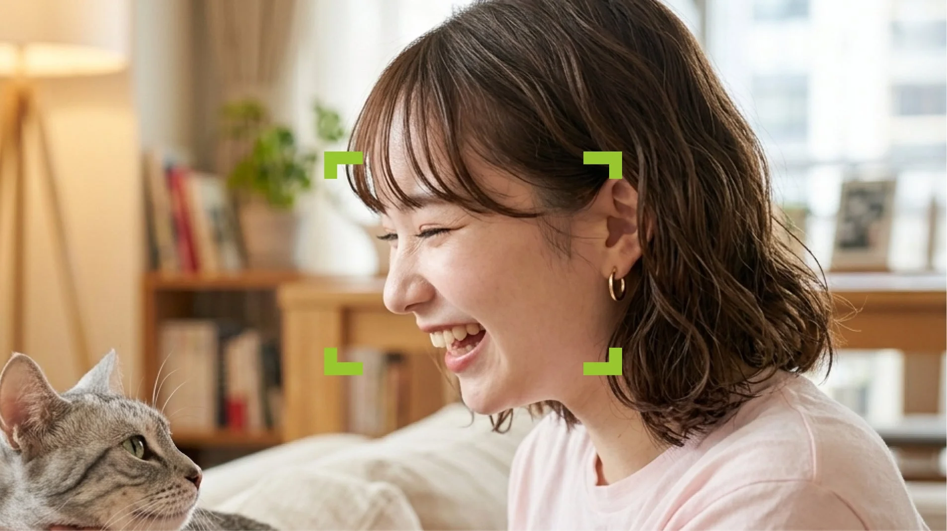 猫と遊ぶ女性