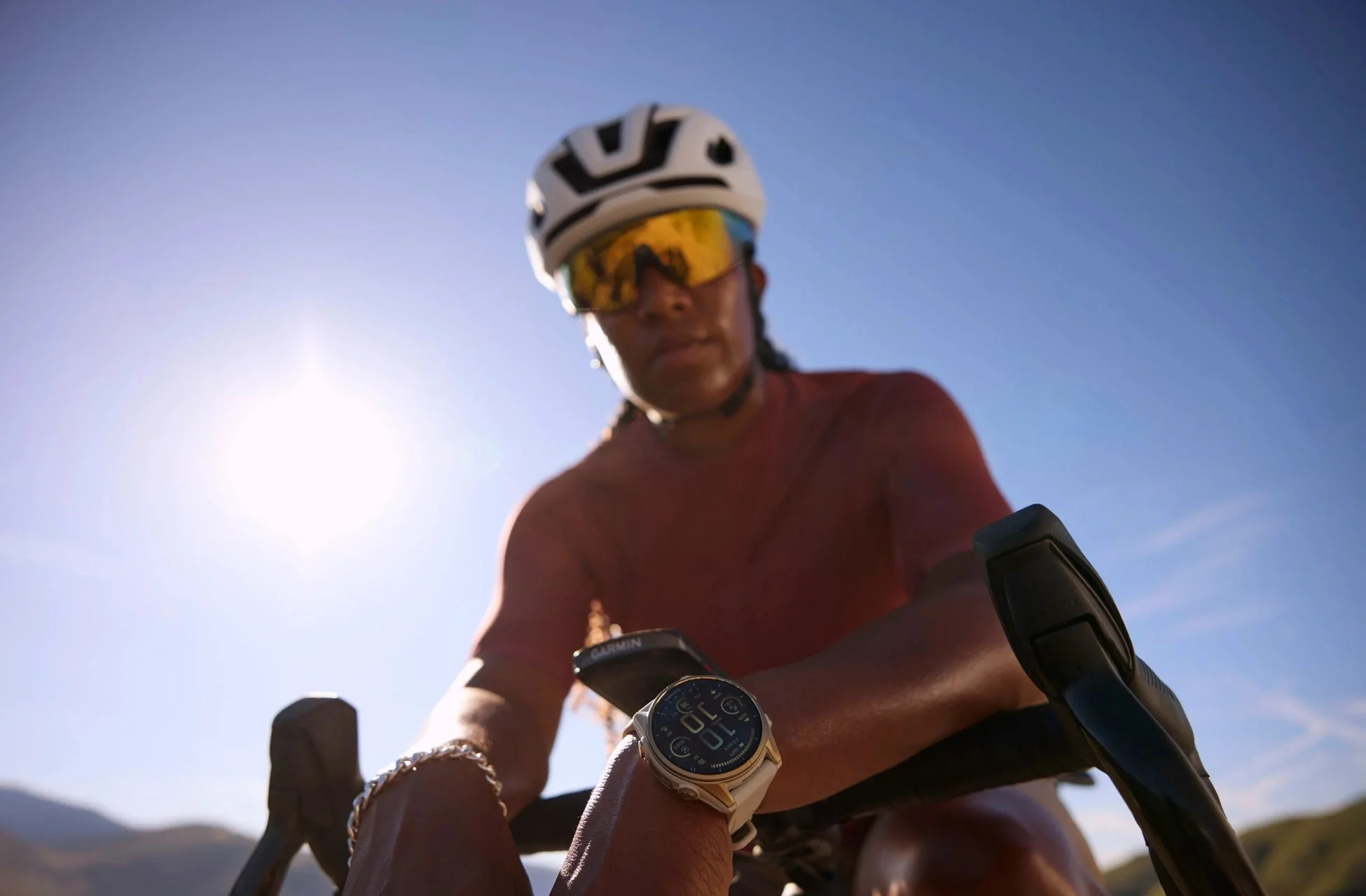 サイクリストがGarminウォッチを装着