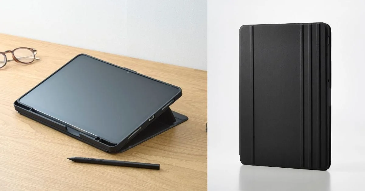 木製のデスクに置かれた黒いタブレットとスタイラスペン、そしてそのタブレットケースの閉じた状態が並べられた画像