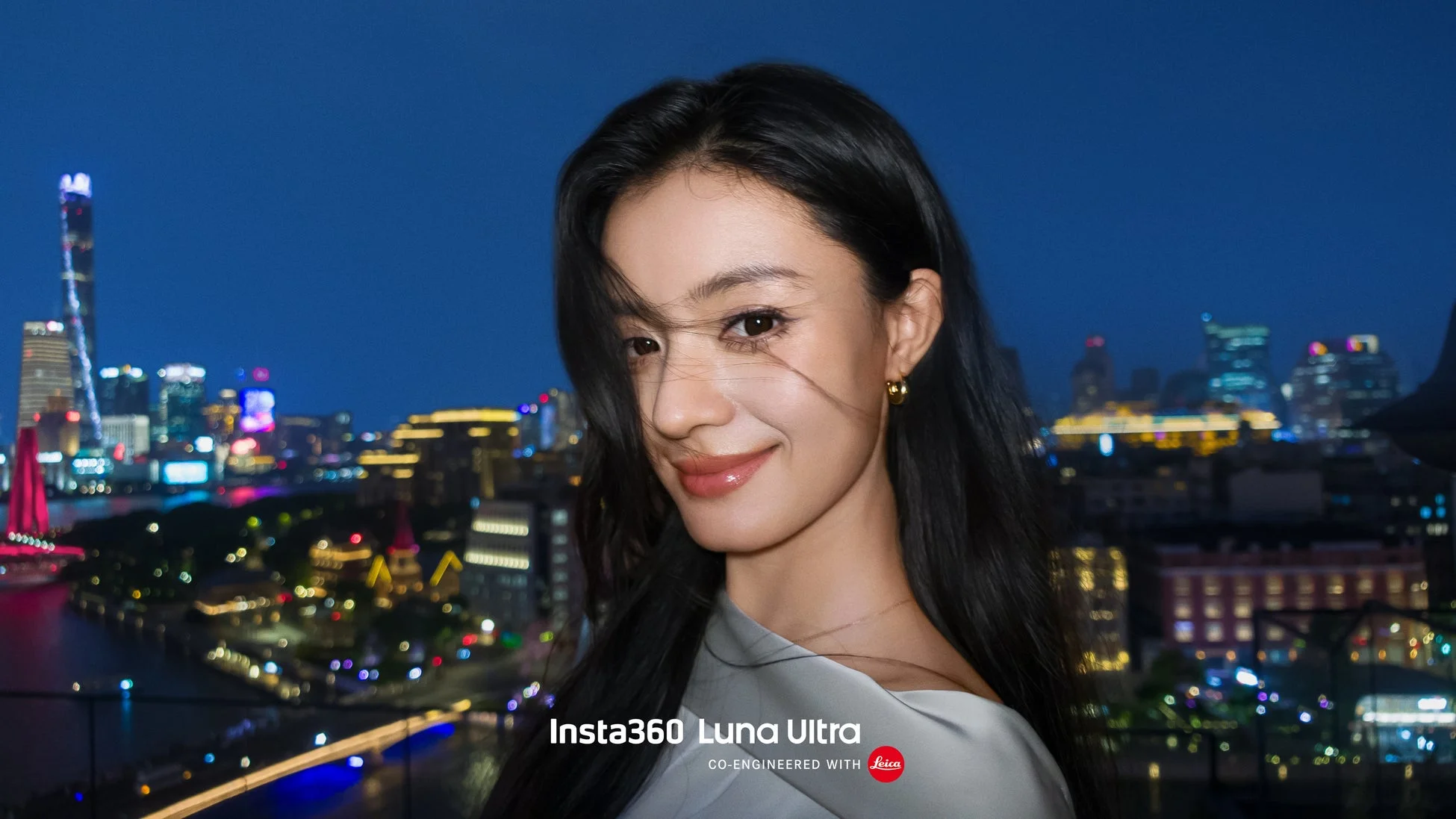 夜景を背景に笑顔の女性