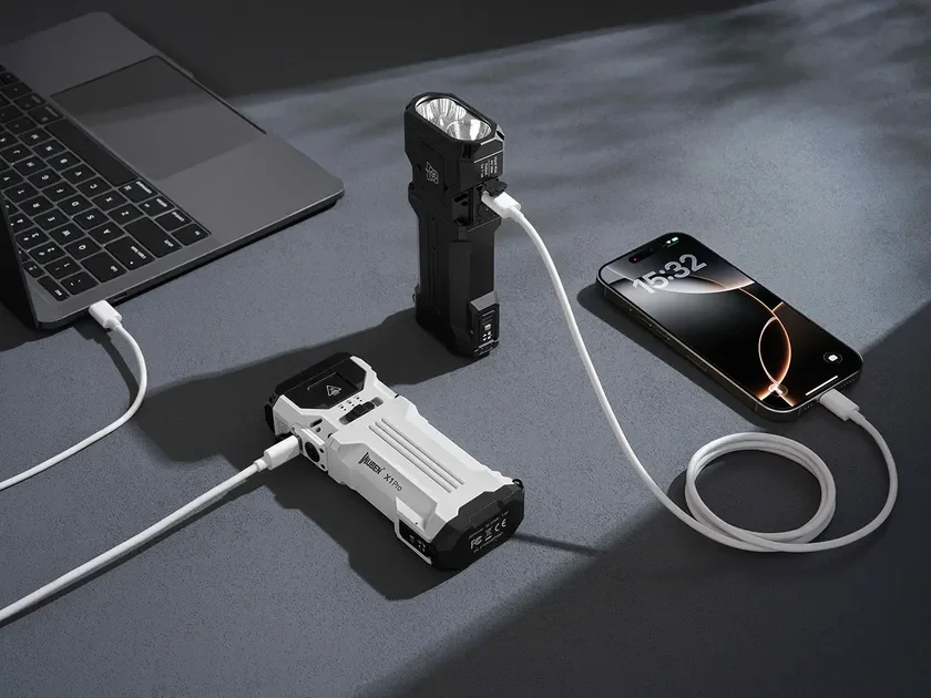 PCやスマホを充電している様子