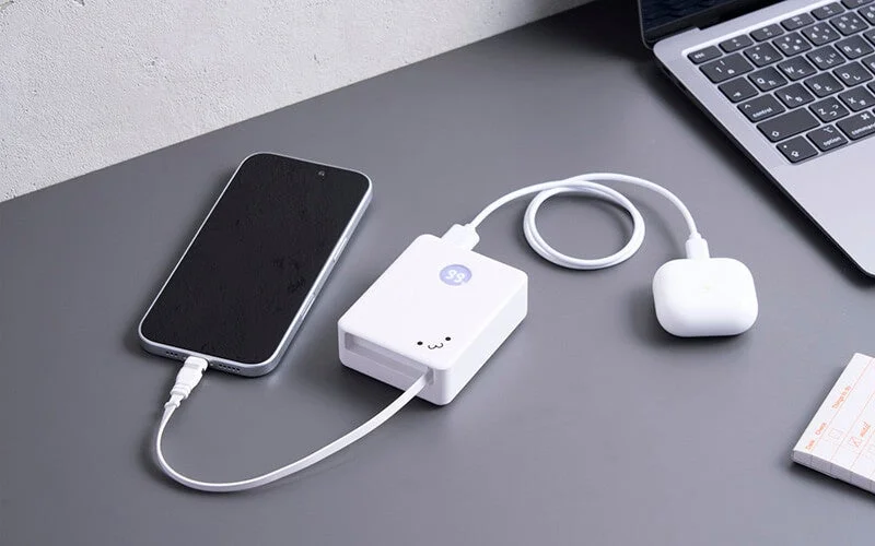 白いバッテリーがスマホ充電中、ノートPCも映る