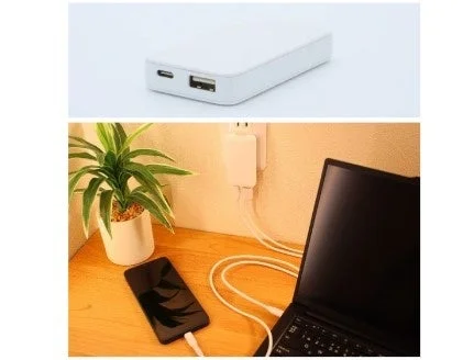 ノートPCとスマホを充電している様子