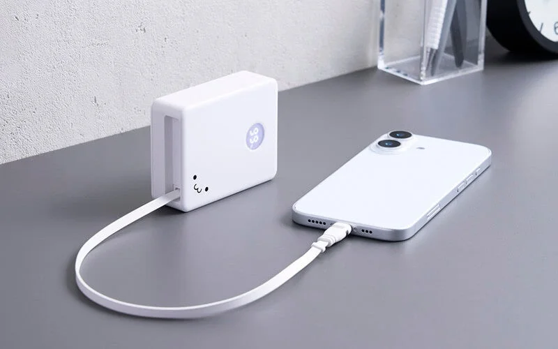 しろちゃんモデルがスマホ充電中、残量表示99