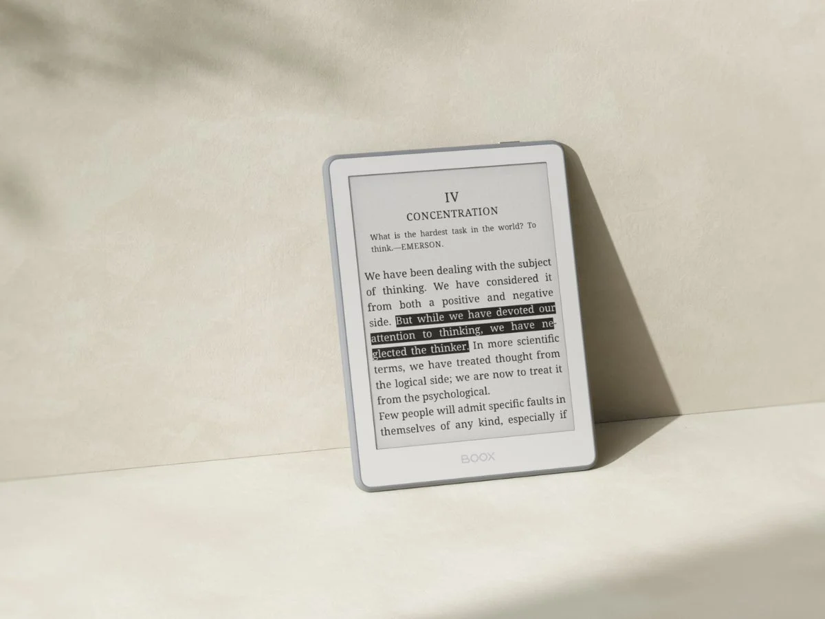 「BOOX」ブランドの電子書籍リーダーがシンプルな背景に置かれ、集中力と思考に関する英文テキストが表示されています。