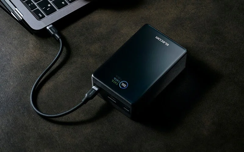 ノートパソコン充電中のモバイルバッテリー
