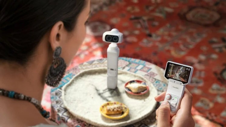 室内でInsta360カメラを操作する女性