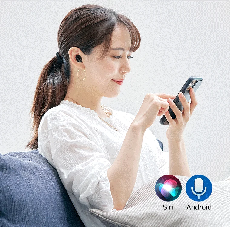 SiriやAndroidに対応するワイヤレスイヤホンを装着した女性