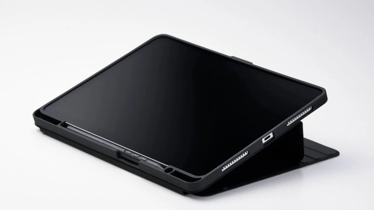 白い背景に置かれた黒いタブレット端末が、保護ケースをスタンドとして使用し立てられています