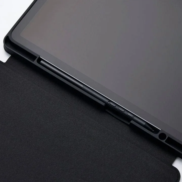 黒いタブレットが専用ケースに収納されており、スタイラスペンが側面にセットされているクローズアップ画像です