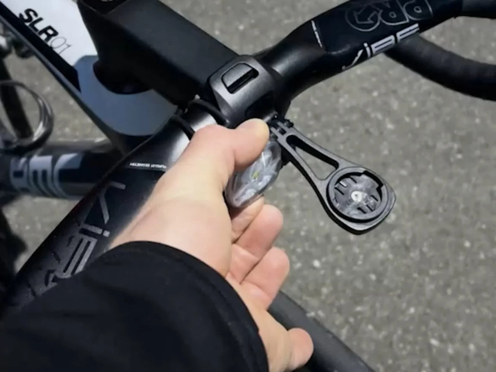 自転車のハンドルに取り付けられたライト